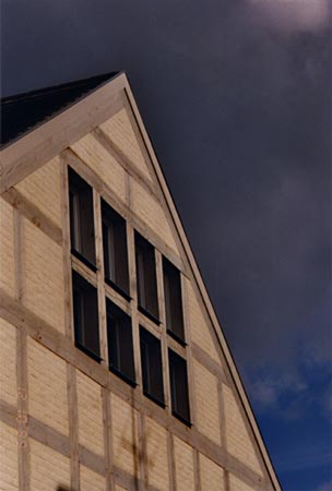 Foto 2 zu: BSN. Sanierung "Kasernenstuben" - denkmalgerechte Sanierung und Dachgeschossausbau eines Baublocks der ehemaligen "Kasernenstuben" zu sechs Eigentumswohnungen, Neuruppin, 1997-1999, Architekt: Jo Sollich 
 Foto: Jo Sollich