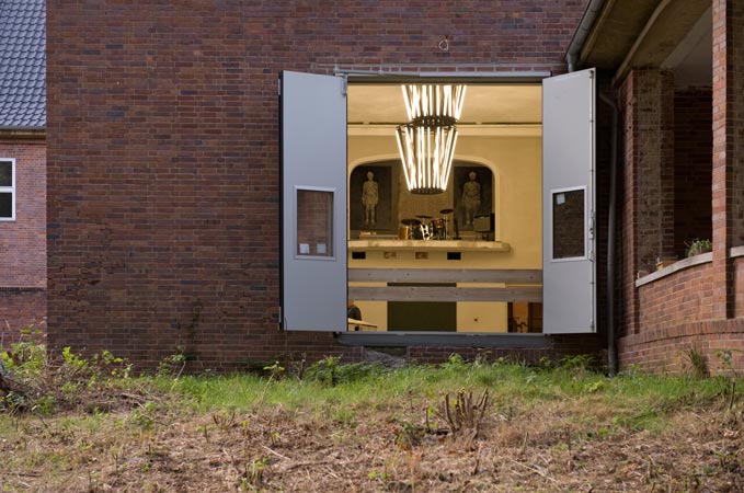 Foto 6 zu: KAW. Kasino am Weinberg - denkmalgerechte Sanierung und Umbau eines ehemaligen Offizierskasinos (Architekt: Robert Kisch, Baujahr: 1936) zu einem Ateliergebäude sowie Entwurf für einen Neubau eines weiteren Ateliergebäudes und einer Turmskulptur, Neuruppin, 2006-2010, Architekt: Jo Sollich