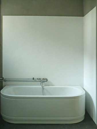 Foto 10 zu: KAW. Kasino am Weinberg - denkmalgerechte Sanierung und Umbau eines ehemaligen Offizierskasinos (Architekt: Robert Kisch, Baujahr: 1936) zu einem Ateliergebäude sowie Entwurf für einen Neubau eines weiteren Ateliergebäudes und einer Turmskulptur, Neuruppin, 2006-2010, Architekt: Jo Sollich