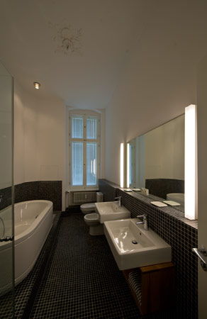 Foto 19 zu: MAR. Umstrukturierung eines Gründerzeithauses - Um- und Ausbau zweier Hofetagen zu einer Salonetage mit Gästeappartement, Büroräumen und Wohnungen, Gestaltung des Eingangsbereichs, Hofgestaltung, Berlin-Charlottenburg, 2011-2012, Architekt: Jo Sollich