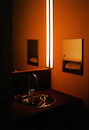 Foto 5 zu: ORA. Salonetage, Koch-Club und Boarding-Appartements im Kunsthof - Umbau des ehemaligen Restaurants "Adermann" zu einer Salonetage, Einrichtung von Profiküchen im Souterrain für einen Koch-Club, Ausbau von 11 Wohnungen zu Boarding-Appartements, Berlin-Mitte, 2002-2003, Architekt: Jo Sollich