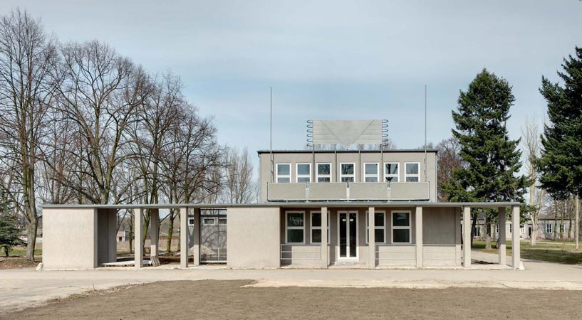 Foto 3 zu: RAN. Atelier- und Wohngebäude "Bücker-Flugzeugwerke". Sanierung und Umnutzung eines Teils einer ehemaligen Flugzeugfabrik in Rangsdorf aus den 1930er-Jahren zu Künstlerateliers mit Wohnnutzung, 2006-2008, Architekt: Jo Sollich 
 Foto: Jan Bitter