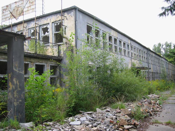 Foto 4 zu: RAN. Atelier- und Wohngebäude "Bücker-Flugzeugwerke". Sanierung und Umnutzung eines Teils einer ehemaligen Flugzeugfabrik in Rangsdorf aus den 1930er-Jahren zu Künstlerateliers mit Wohnnutzung, 2006-2008, Architekt: Jo Sollich