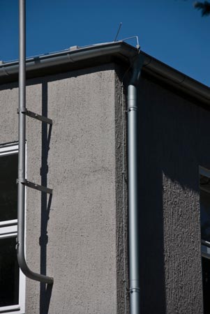 Foto 6 zu: RAN. Atelier- und Wohngebäude "Bücker-Flugzeugwerke". Sanierung und Umnutzung eines Teils einer ehemaligen Flugzeugfabrik in Rangsdorf aus den 1930er-Jahren zu Künstlerateliers mit Wohnnutzung, 2006-2008, Architekt: Jo Sollich