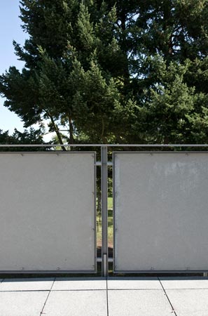 Foto 8 zu: RAN. Atelier- und Wohngebäude "Bücker-Flugzeugwerke". Sanierung und Umnutzung eines Teils einer ehemaligen Flugzeugfabrik in Rangsdorf aus den 1930er-Jahren zu Künstlerateliers mit Wohnnutzung, 2006-2008, Architekt: Jo Sollich