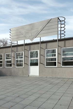 Foto 9 zu: RAN. Atelier- und Wohngebäude "Bücker-Flugzeugwerke". Sanierung und Umnutzung eines Teils einer ehemaligen Flugzeugfabrik in Rangsdorf aus den 1930er-Jahren zu Künstlerateliers mit Wohnnutzung, 2006-2008, Architekt: Jo Sollich 
 Foto: Jan Bitter