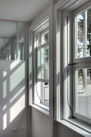 Foto 10 zu: RAN. Atelier- und Wohngebäude "Bücker-Flugzeugwerke". Sanierung und Umnutzung eines Teils einer ehemaligen Flugzeugfabrik in Rangsdorf aus den 1930er-Jahren zu Künstlerateliers mit Wohnnutzung, 2006-2008, Architekt: Jo Sollich 
 Foto: Jan Bitter