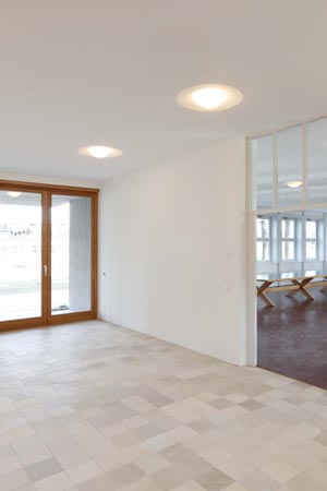 Foto 11 zu: RAN. Atelier- und Wohngebäude "Bücker-Flugzeugwerke". Sanierung und Umnutzung eines Teils einer ehemaligen Flugzeugfabrik in Rangsdorf aus den 1930er-Jahren zu Künstlerateliers mit Wohnnutzung, 2006-2008, Architekt: Jo Sollich 
 Foto: Jan Bitter