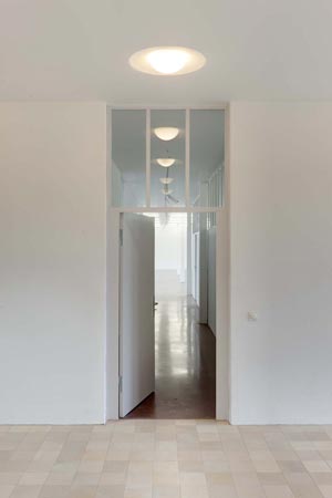 Foto 12 zu: RAN. Atelier- und Wohngebäude "Bücker-Flugzeugwerke". Sanierung und Umnutzung eines Teils einer ehemaligen Flugzeugfabrik in Rangsdorf aus den 1930er-Jahren zu Künstlerateliers mit Wohnnutzung, 2006-2008, Architekt: Jo Sollich 
 Foto: Jan Bitter