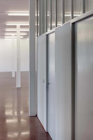 Foto 13 zu: RAN. Atelier- und Wohngebäude "Bücker-Flugzeugwerke". Sanierung und Umnutzung eines Teils einer ehemaligen Flugzeugfabrik in Rangsdorf aus den 1930er-Jahren zu Künstlerateliers mit Wohnnutzung, 2006-2008, Architekt: Jo Sollich 
 Foto: Jan Bitter