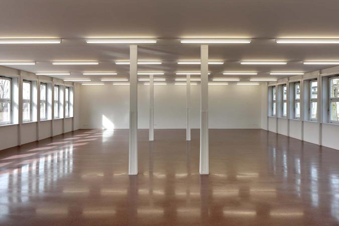 Foto 14 zu: RAN. Atelier- und Wohngebäude "Bücker-Flugzeugwerke". Sanierung und Umnutzung eines Teils einer ehemaligen Flugzeugfabrik in Rangsdorf aus den 1930er-Jahren zu Künstlerateliers mit Wohnnutzung, 2006-2008, Architekt: Jo Sollich 
 Foto: Jan Bitter