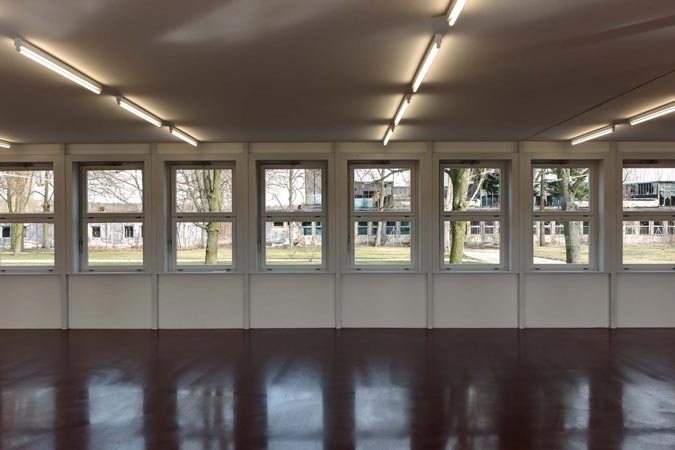 Foto 15 zu: RAN. Atelier- und Wohngebäude "Bücker-Flugzeugwerke". Sanierung und Umnutzung eines Teils einer ehemaligen Flugzeugfabrik in Rangsdorf aus den 1930er-Jahren zu Künstlerateliers mit Wohnnutzung, 2006-2008, Architekt: Jo Sollich 
 Foto: Jan Bitter