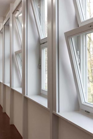 Foto 16 zu: RAN. Atelier- und Wohngebäude "Bücker-Flugzeugwerke". Sanierung und Umnutzung eines Teils einer ehemaligen Flugzeugfabrik in Rangsdorf aus den 1930er-Jahren zu Künstlerateliers mit Wohnnutzung, 2006-2008, Architekt: Jo Sollich 
 Foto: Jan Bitter