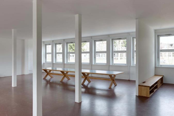 Foto 17 zu: RAN. Atelier- und Wohngebäude "Bücker-Flugzeugwerke". Sanierung und Umnutzung eines Teils einer ehemaligen Flugzeugfabrik in Rangsdorf aus den 1930er-Jahren zu Künstlerateliers mit Wohnnutzung, 2006-2008, Architekt: Jo Sollich 
 Foto: Jan Bitter