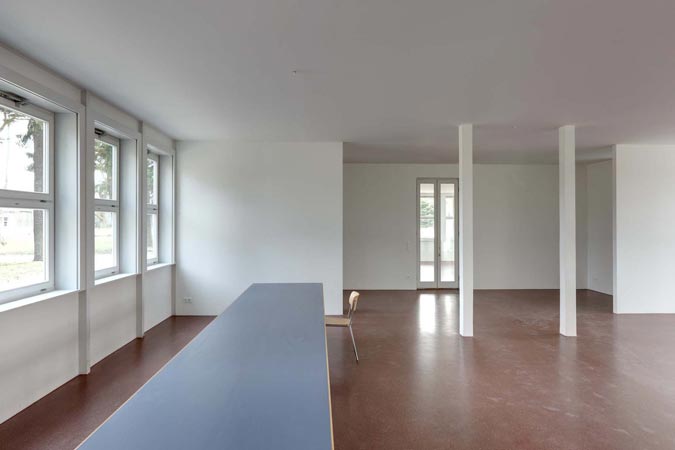 Foto 18 zu: RAN. Atelier- und Wohngebäude "Bücker-Flugzeugwerke". Sanierung und Umnutzung eines Teils einer ehemaligen Flugzeugfabrik in Rangsdorf aus den 1930er-Jahren zu Künstlerateliers mit Wohnnutzung, 2006-2008, Architekt: Jo Sollich 
 Foto: Jan Bitter