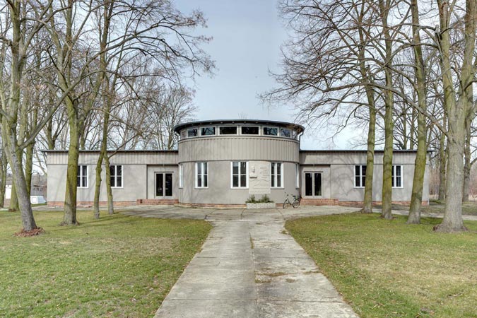 Foto 19 zu: RAN. Atelier- und Wohngebäude "Bücker-Flugzeugwerke". Sanierung und Umnutzung eines Teils einer ehemaligen Flugzeugfabrik in Rangsdorf aus den 1930er-Jahren zu Künstlerateliers mit Wohnnutzung, 2006-2008, Architekt: Jo Sollich 
 Foto: Jan Bitter