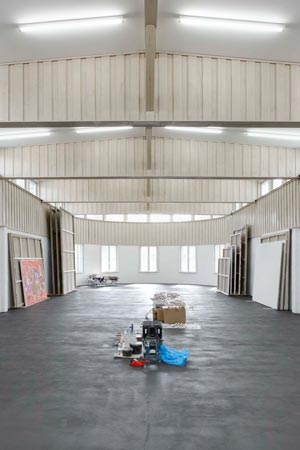 Foto 21 zu: RAN. Atelier- und Wohngebäude "Bücker-Flugzeugwerke". Sanierung und Umnutzung eines Teils einer ehemaligen Flugzeugfabrik in Rangsdorf aus den 1930er-Jahren zu Künstlerateliers mit Wohnnutzung, 2006-2008, Architekt: Jo Sollich 
 Foto: Jan Bitter