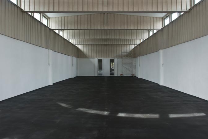 Foto 22 zu: RAN. Atelier- und Wohngebäude "Bücker-Flugzeugwerke". Sanierung und Umnutzung eines Teils einer ehemaligen Flugzeugfabrik in Rangsdorf aus den 1930er-Jahren zu Künstlerateliers mit Wohnnutzung, 2006-2008, Architekt: Jo Sollich