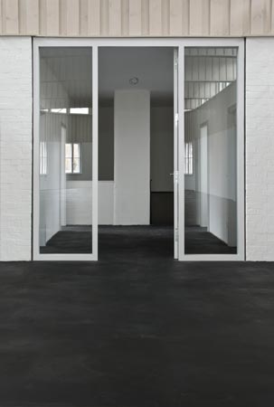 Foto 23 zu: RAN. Atelier- und Wohngebäude "Bücker-Flugzeugwerke". Sanierung und Umnutzung eines Teils einer ehemaligen Flugzeugfabrik in Rangsdorf aus den 1930er-Jahren zu Künstlerateliers mit Wohnnutzung, 2006-2008, Architekt: Jo Sollich