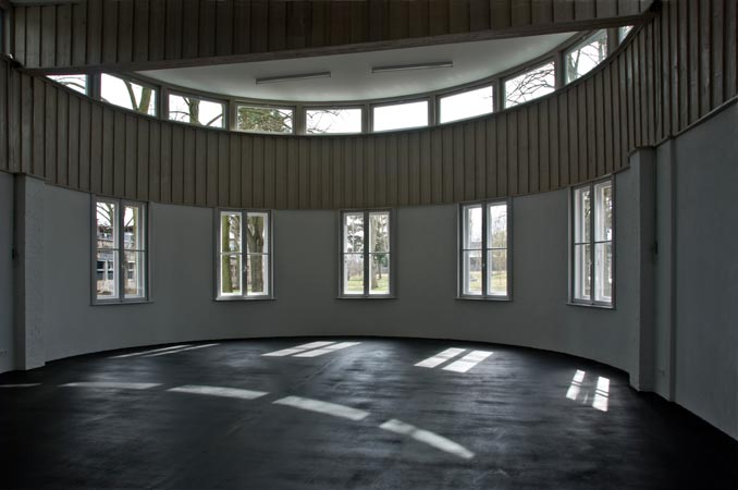 Foto 24 zu: RAN. Atelier- und Wohngebäude "Bücker-Flugzeugwerke". Sanierung und Umnutzung eines Teils einer ehemaligen Flugzeugfabrik in Rangsdorf aus den 1930er-Jahren zu Künstlerateliers mit Wohnnutzung, 2006-2008, Architekt: Jo Sollich