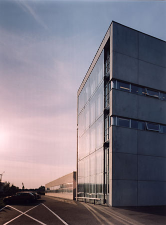 Foto 3 zu: TES-2. Erweiterung für TES Frontdesign - Errichtung eines fünfgeschossigen Produktions- und Verwaltungsgebäudes, Neuruppin, 2000-2002, Architekt: Jo Sollich 
 Foto: Peter Thieme