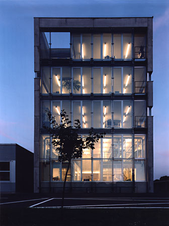 Foto 4 zu: TES-2. Erweiterung für TES Frontdesign - Errichtung eines fünfgeschossigen Produktions- und Verwaltungsgebäudes, Neuruppin, 2000-2002, Architekt: Jo Sollich 
 Foto: Peter Thieme