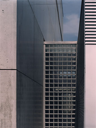 Foto 5 zu: TES-2. Erweiterung für TES Frontdesign - Errichtung eines fünfgeschossigen Produktions- und Verwaltungsgebäudes, Neuruppin, 2000-2002, Architekt: Jo Sollich 
 Foto: Peter Thieme
