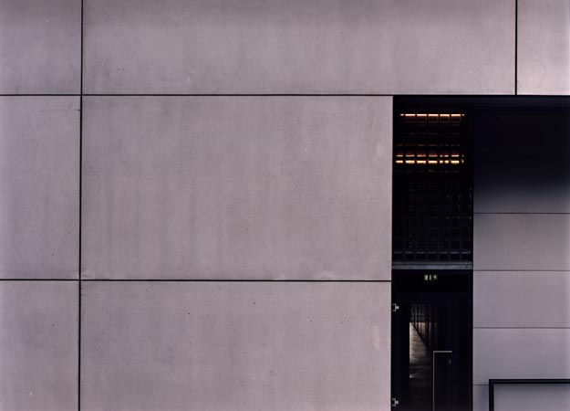 Foto 6 zu: TES-2. Erweiterung für TES Frontdesign - Errichtung eines fünfgeschossigen Produktions- und Verwaltungsgebäudes, Neuruppin, 2000-2002, Architekt: Jo Sollich 
 Foto: Peter Thieme