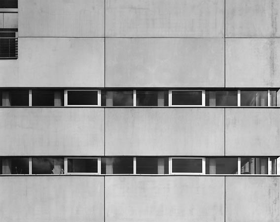 Foto 8 zu: TES-2. Erweiterung für TES Frontdesign - Errichtung eines fünfgeschossigen Produktions- und Verwaltungsgebäudes, Neuruppin, 2000-2002, Architekt: Jo Sollich 
 Foto: Peter Thieme