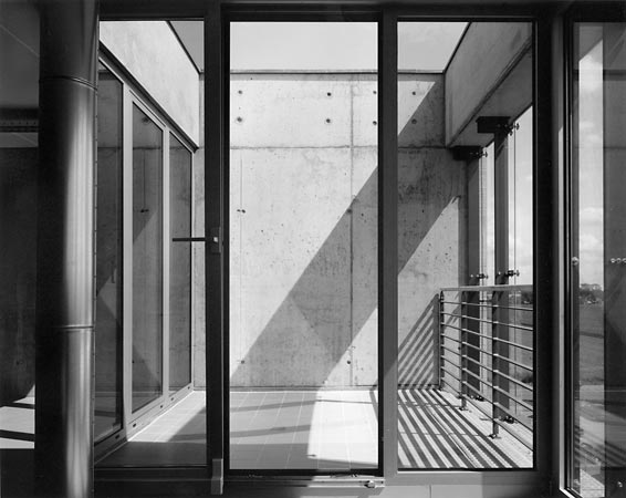 Foto 10 zu: TES-2. Erweiterung für TES Frontdesign - Errichtung eines fünfgeschossigen Produktions- und Verwaltungsgebäudes, Neuruppin, 2000-2002, Architekt: Jo Sollich 
 Foto: Peter Thieme