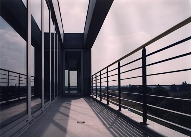 Foto 12 zu: TES-2. Erweiterung für TES Frontdesign - Errichtung eines fünfgeschossigen Produktions- und Verwaltungsgebäudes, Neuruppin, 2000-2002, Architekt: Jo Sollich 
 Foto: Peter Thieme