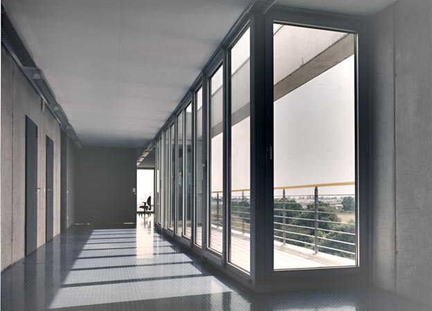 Foto 13 zu: TES-2. Erweiterung für TES Frontdesign - Errichtung eines fünfgeschossigen Produktions- und Verwaltungsgebäudes, Neuruppin, 2000-2002, Architekt: Jo Sollich 
 Foto: Peter Thieme