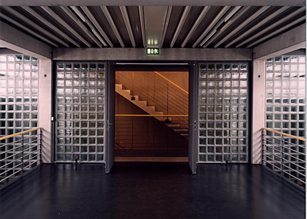 Foto 17 zu: TES-2. Erweiterung für TES Frontdesign - Errichtung eines fünfgeschossigen Produktions- und Verwaltungsgebäudes, Neuruppin, 2000-2002, Architekt: Jo Sollich 
 Foto: Peter Thieme