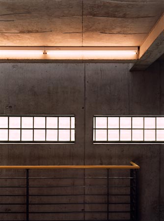 Foto 18 zu: TES-2. Erweiterung für TES Frontdesign - Errichtung eines fünfgeschossigen Produktions- und Verwaltungsgebäudes, Neuruppin, 2000-2002, Architekt: Jo Sollich 
 Foto: Peter Thieme